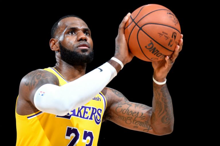 LeBron James, ovacionado en su debut con los Lakers