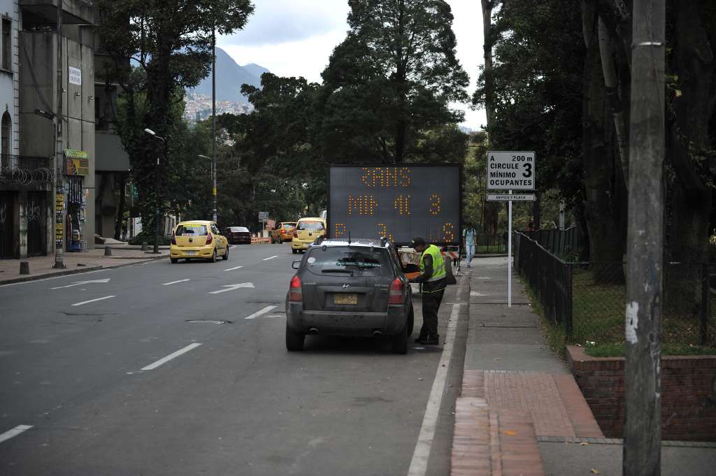 Avisos que hacen referencia a el cambio de restricción vehicular en el centro de la capital