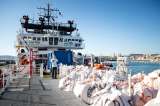 Migrantes rescatados en el Mediterráneo podrán desembarcar en Italia, ¿a qué precio?