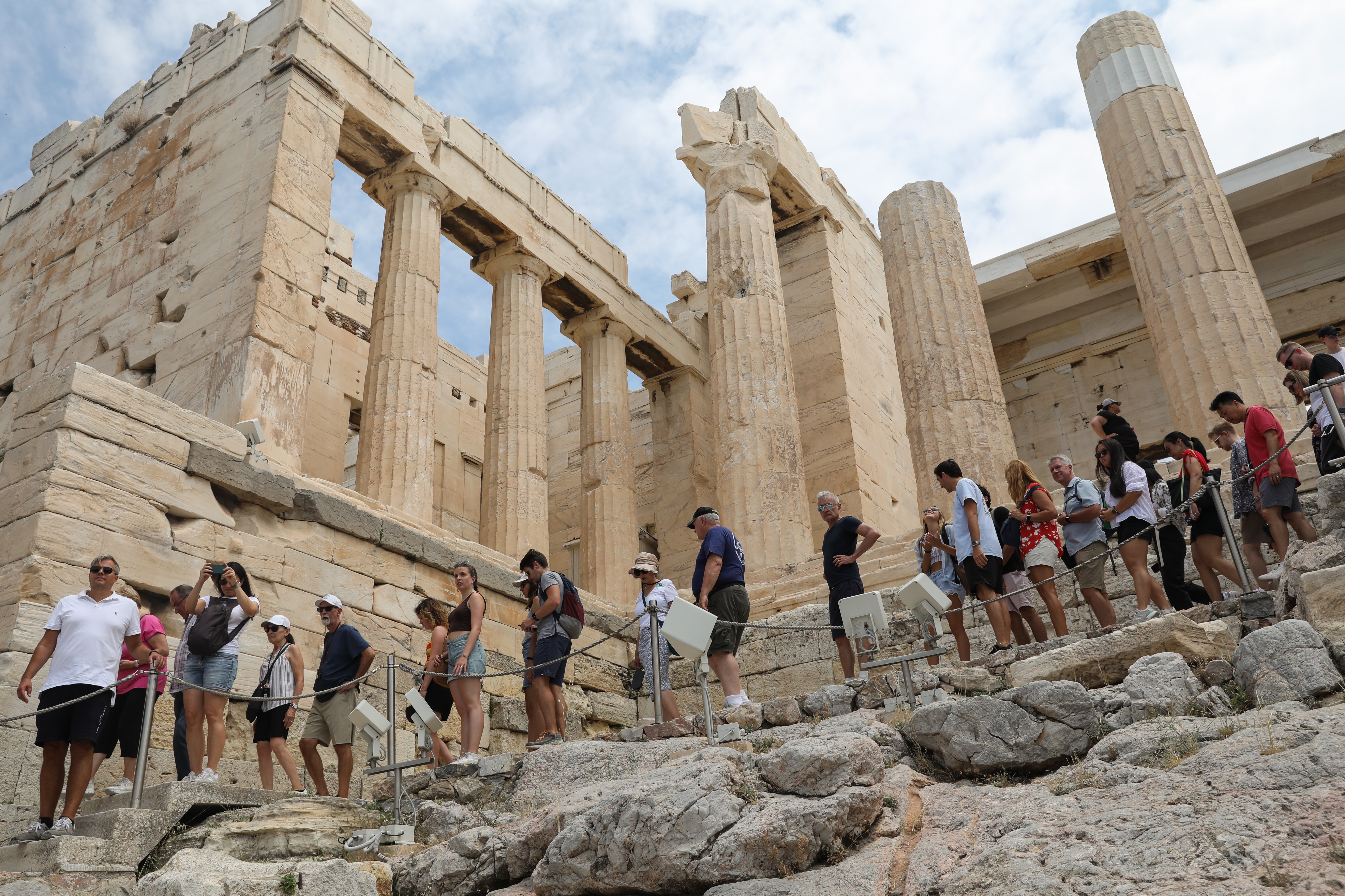 Athens (Greece), 09/06/2023.- Tourists wait in line to exit the Acropolis archaeological site, after visiting the temple of Parthenon in Athens, Greece, 08 June 2023 (issued 10 June 2023). Tourism inflows to Athens skyrocketed in May, and data indicates that the total number of tourists to the Greek capital will exceed 2019 levels. Specifically, according to Athens International Airport 'Eleftherios Venizelos' data, passenger traffic during the month of May totaled 2,538,086, up 23.4 percent compared to May 2022 (when Covid-19 repercussions still affected air travel), and up 11.1 percent compared to May of the pre-pandemic 2019. Both domestic and international passenger traffic exceeded 2022 levels by 20.6 and 24.8 percent respectively. Compared to 2019, the number of domestic travelers rose by 15.6 and international ones rose by 9.1 percent. Overall, passenger traffic at the Athens airport during the first five months of the year came to 9.15 million, up nearly 40 percent compared to the same months in 2022, as well as up by 5.9 percent compared to 2019. At the same time, hotels in Athens registered very high occupancy rates in the quarter, reaching 63.7 percent. (Grecia, Atenas) EFE/EPA/GEORGE VITSARAS