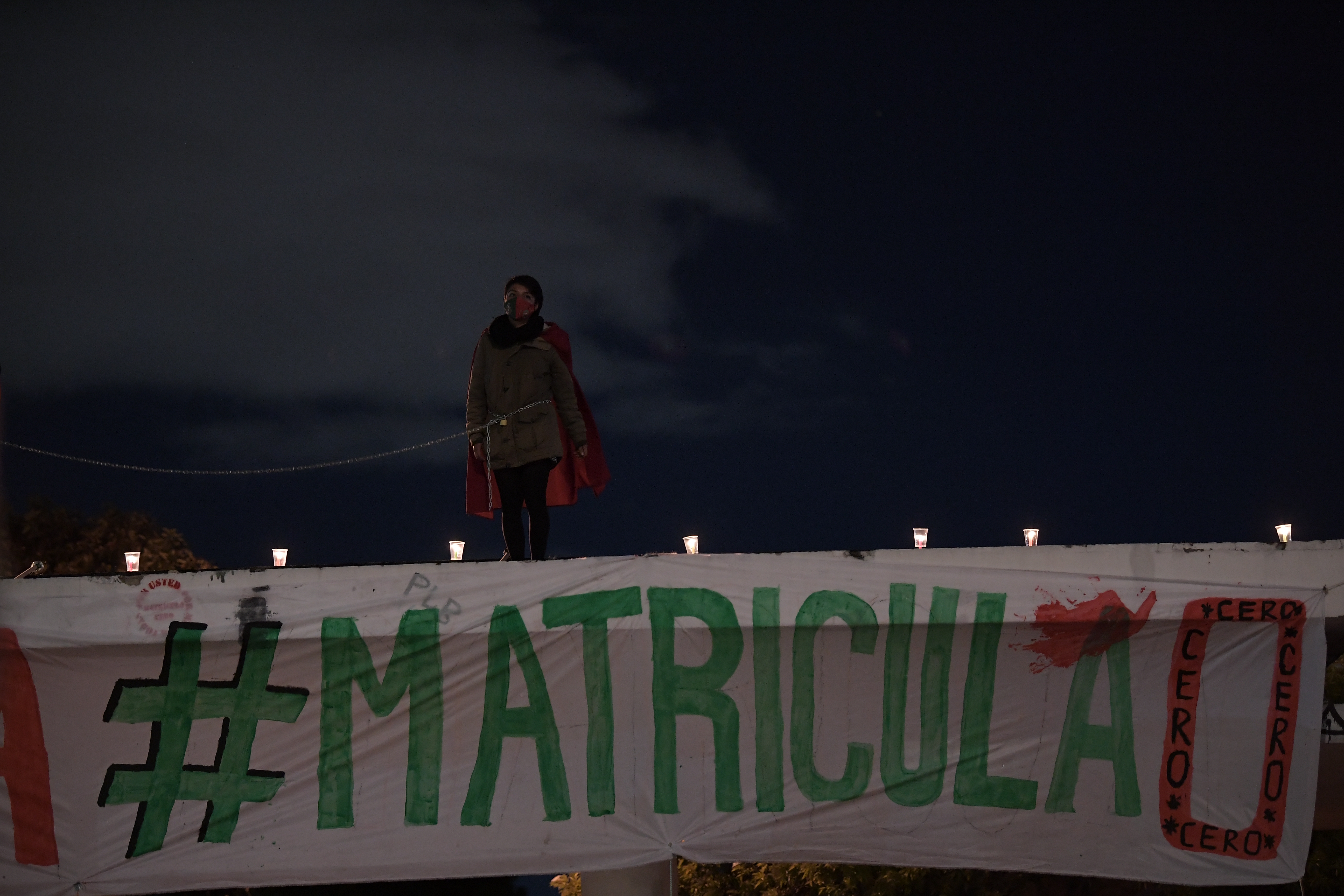 Estudiantes de la Universidad Nacional continúan con la “encadenatón” que adelantan desde inicios de semana para exigir matrícula cero durante el 2020 y el 2021. Para acompañar su protesta, los estudiantes realizaron una velatón, contemplando todas las medidas de bioseguridad por el Covid-19.