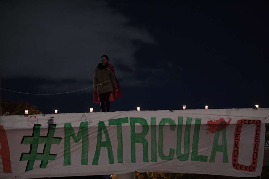 Estudiantes de la Universidad Nacional continúan con la “encadenatón” que adelantan desde inicios de semana para exigir matrícula cero durante el 2020 y el 2021. Para acompañar su protesta, los estudiantes realizaron una velatón, contemplando todas las medidas de bioseguridad por el Covid-19.