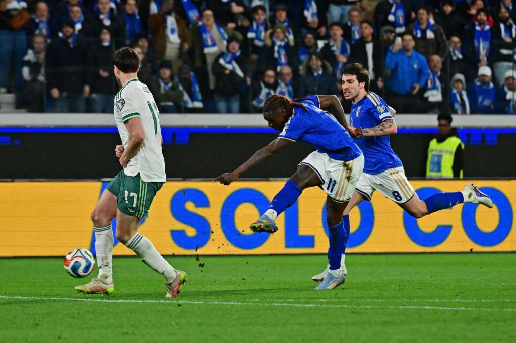 BERGAMO (Italy), 26/03/2026.- Italy’s Moise Kean (C) in action during the FIFA World Cup 2026 qualifiers playoff semifinal soccer match between Italy and Northern Ireland, in Bergamo, Italy, 26 march 2026. (Mundial de Fútbol, Irlanda, Italia) EFE/EPA/MICHELE MARAVIGLIA