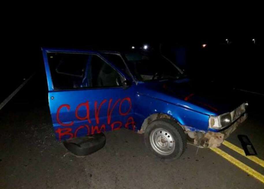 El vehículo tenía escrito con aerosol rojo la palabra “Carro Bomba” en su fachada, lo que llamó la atención de los habitantes. / Tomada de Twitter: Juan Pablo Celis