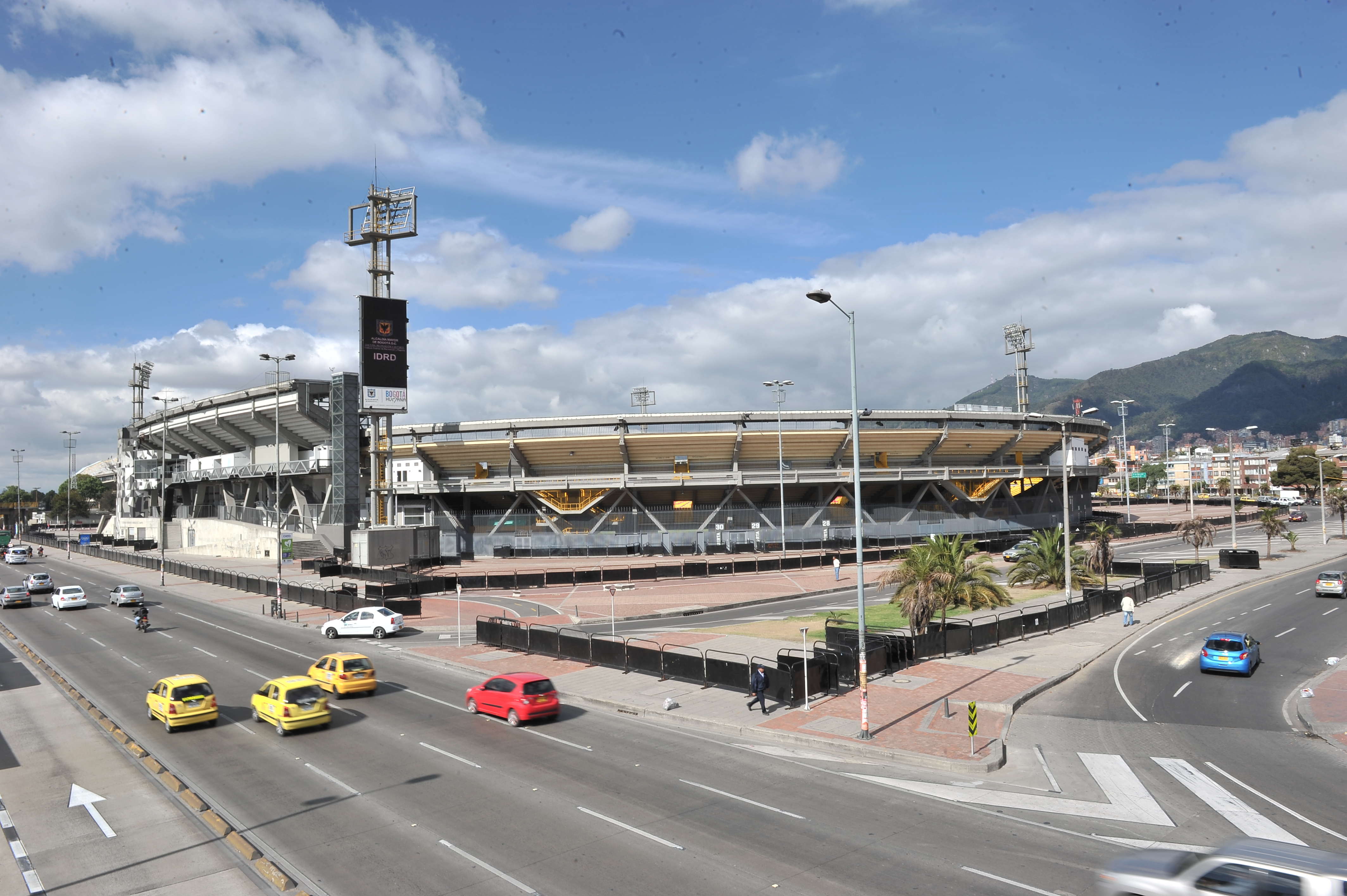 Estadio El Campin, fachada y alrededores.