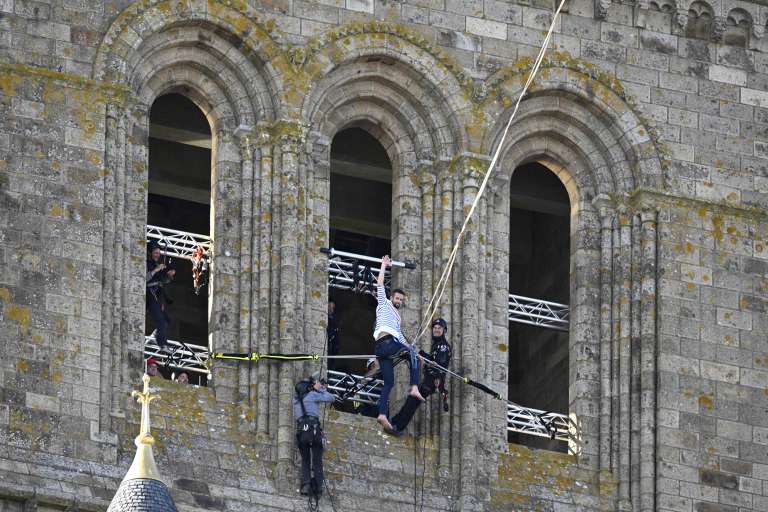 El equilibrista francés Nathan Paulin camina sobre una cuerda floja en la bahía de Le Mont Saint-Michel, en el noroeste de Francia, durante su intento de récord mundial de distancia