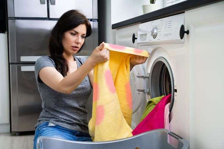 Quitar las manchas de líquido fluorescente de la ropa y los zapatos es un martirio si no sabes lavarlo correctamente. Por eso aquí te dejamos este truco para lavarlo sin tener dolores de cabeza.