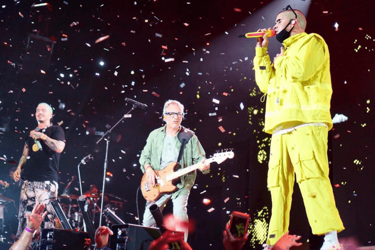 J Balvin y Bad Bunny publican video de «Yo le llego», en el que pasean en velero por el Viejo San Juan