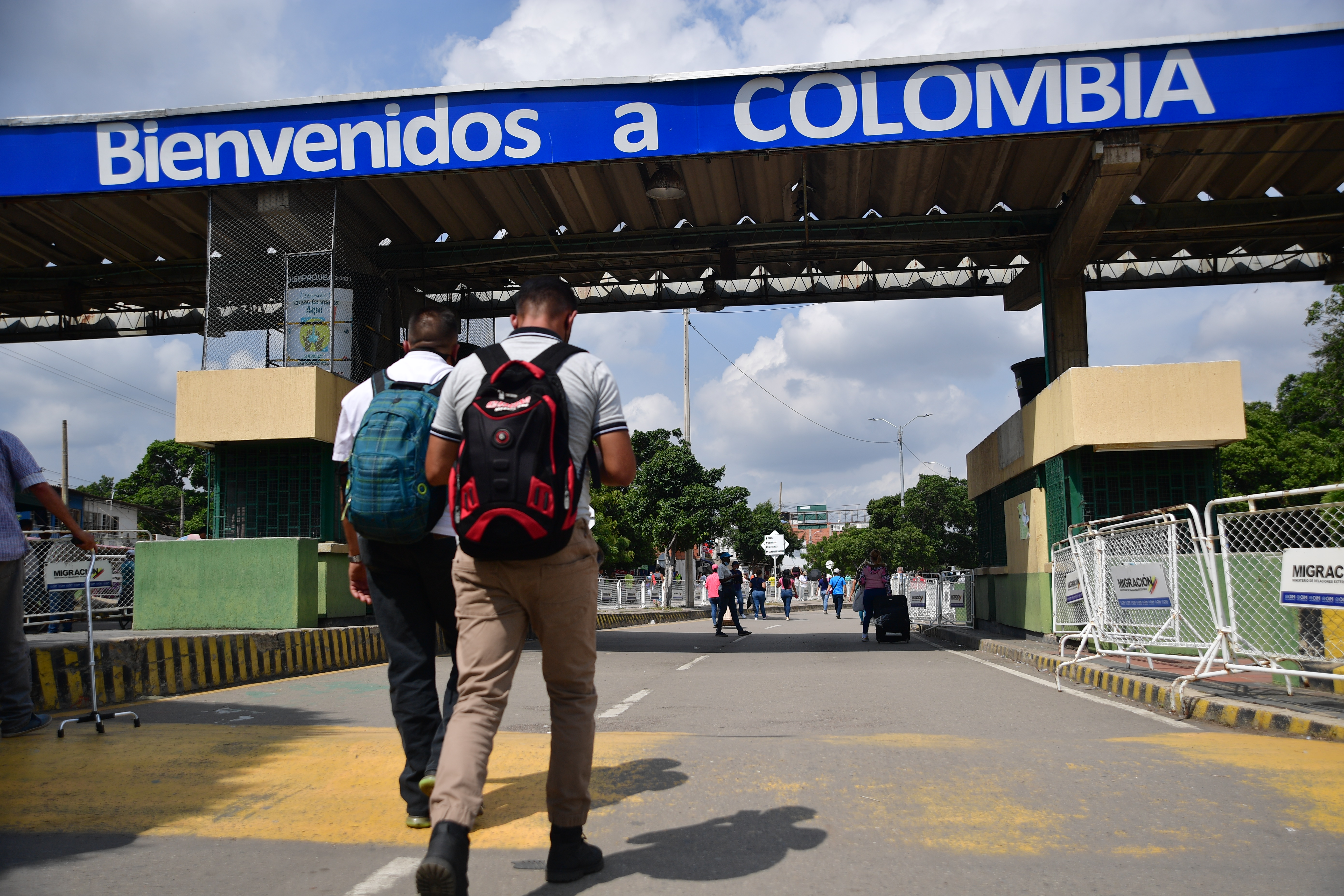 Migrantes cruzan en el Puente Internacional Simón Bolívar, punto fronterizo entre Colombia y Venezuela.