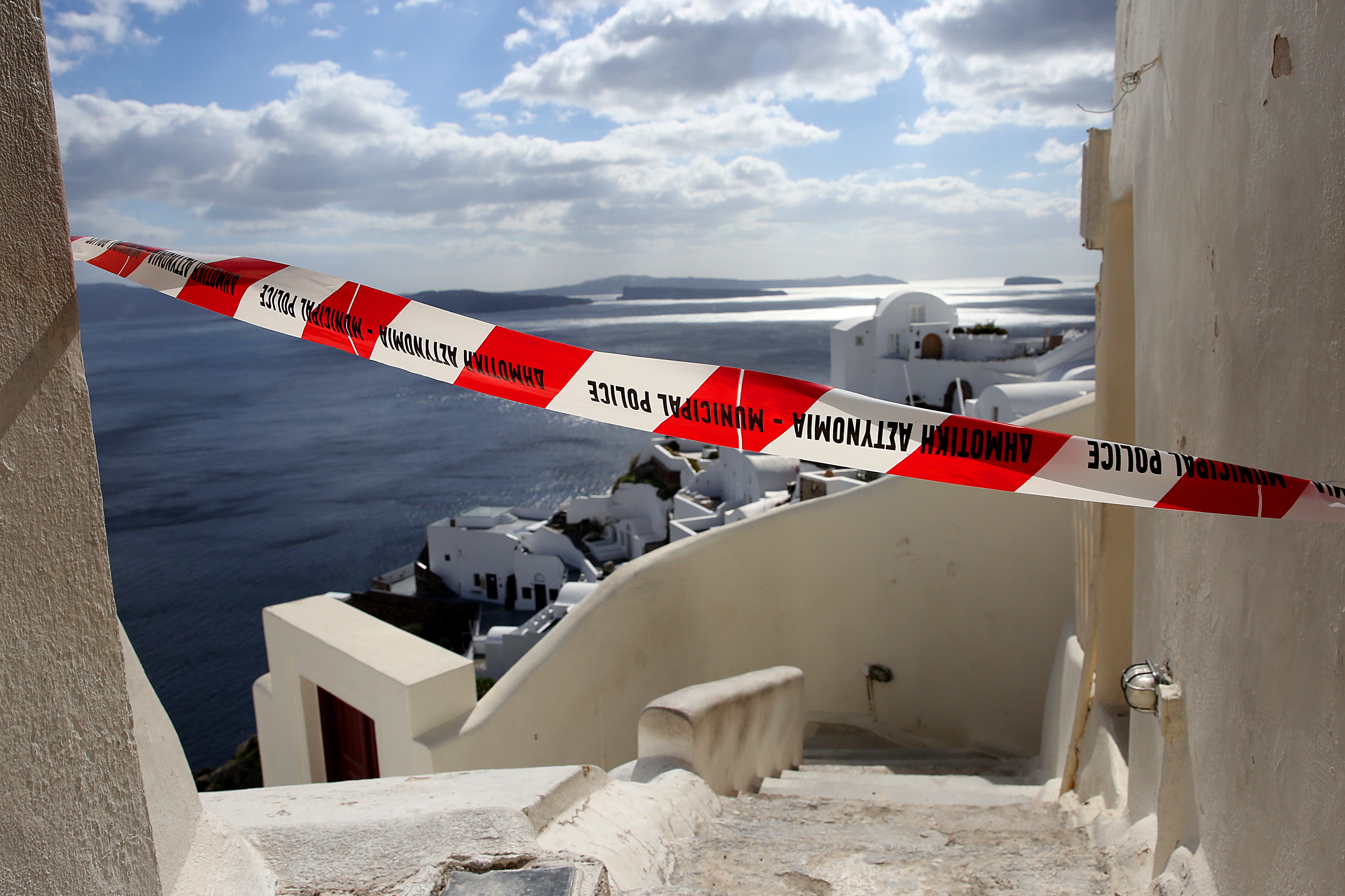 Santorini (Greece), 05/02/2025.- A cordon in a small street over the cliffs of the volcanic caldera of the almost evacuated village of Oia on Santorini island, Greece, 05 February 2025. Due to a wave of seismic activity near Santorini, the municipality advised the emptying of water from swimming pools, banned all construction work and forbid access to the Athinio port, except when ships are docking. More than ten earthquakes exceeding magnitude 4.0 jolted the region since 04 February 2025. (Terremoto/sismo, Grecia) EFE/EPA/ORESTIS PANAGIOTOU