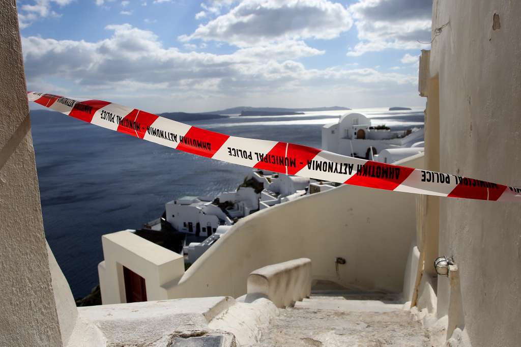 Santorini (Greece), 05/02/2025.- A cordon in a small street over the cliffs of the volcanic caldera of the almost evacuated village of Oia on Santorini island, Greece, 05 February 2025. Due to a wave of seismic activity near Santorini, the municipality advised the emptying of water from swimming pools, banned all construction work and forbid access to the Athinio port, except when ships are docking. More than ten earthquakes exceeding magnitude 4.0 jolted the region since 04 February 2025. (Terremoto/sismo, Grecia) EFE/EPA/ORESTIS PANAGIOTOU