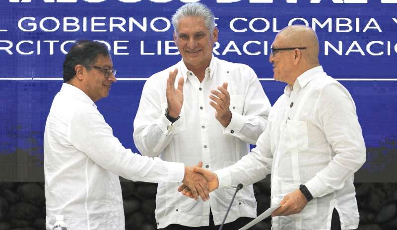 En junio finalizó el tercer ciclo de diálogos en La Habana, Cuba. En el evento de cierre se anunciaron las bases del cese al fuego, que comenzará el 3 de agosto.