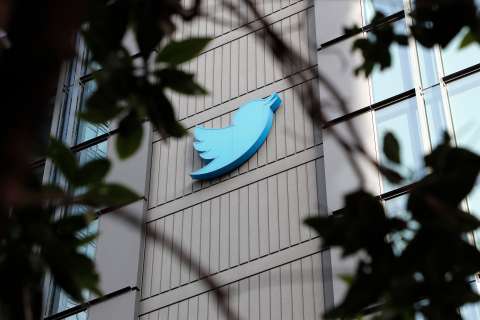 UE sancionaría a Twitter por suspensión de cuentas de periodistas