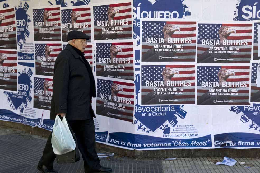 Esta semana las calles de Buenos Aires amanecieron empapeladas con carteles que rechazaban los cobros de los bonos estadounidenses. / AFP