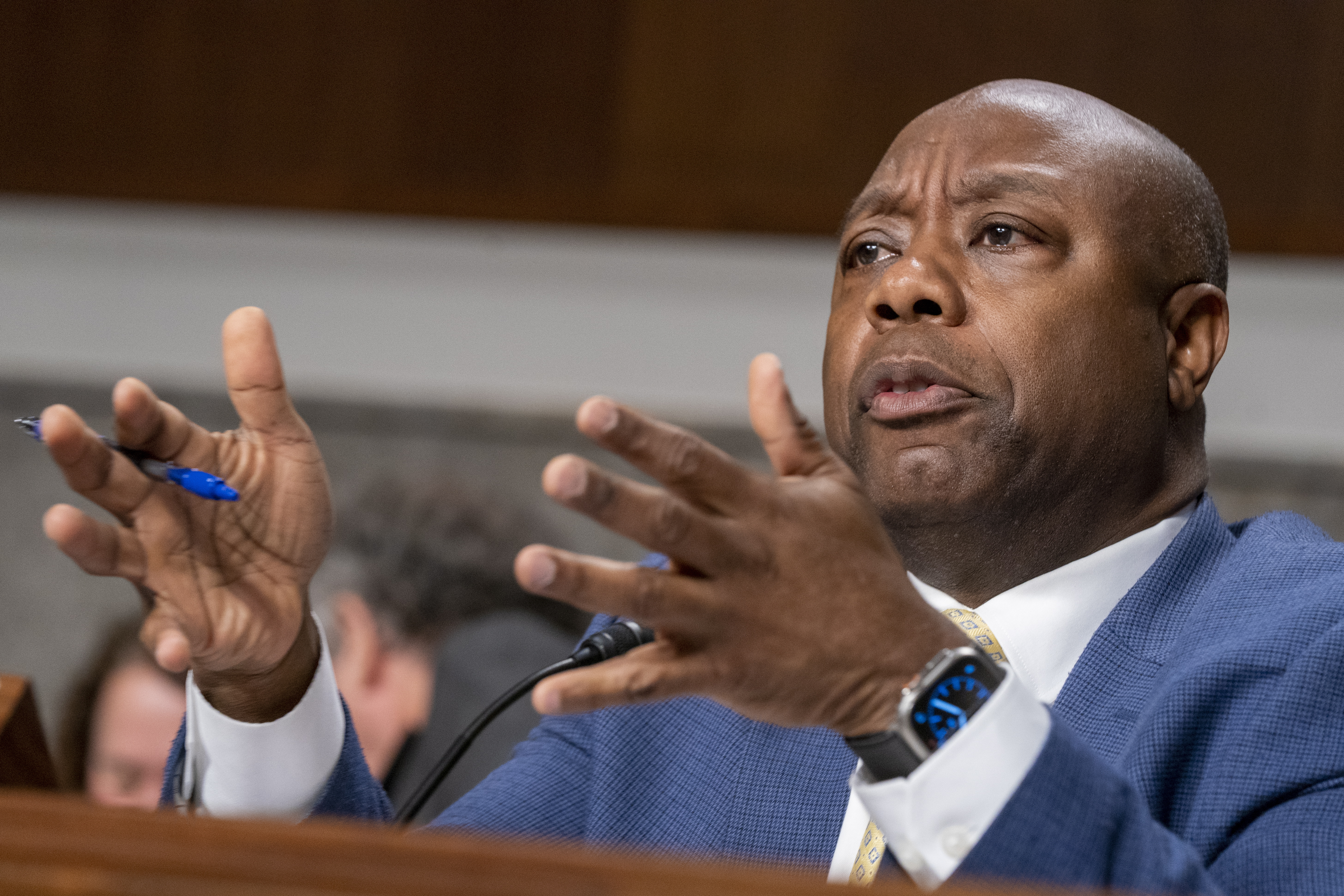 Washington (United States), 16/05/2023.- (FILE) Republican Senator from South Caroline Tim Scott questions Former Chairman And Co-Founder of Signature Bank Scott Shay, Former CEO of Silicon Valley Bank Gregory Becker and Former President of Signature Bank Eric Howell during the Senate Banking, Housing, and Urban Affairs Committee hearing to examine the failures of Silicon Valley Bank and Signature Bank on Capitol Hill in Washington, DC, USA, 16 May 2023 (issued 19 May 2023). Senator Scott has filed paperwork to enter the 2024 Presidential campaign. He enters a crowded Republican field that includes former South Carolina Gov. Nikki Haley and former President Trump. (Estados Unidos) EFE/EPA/SHAWN THEW