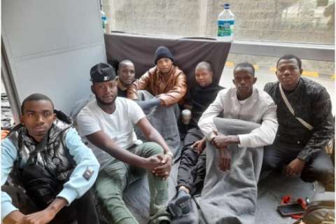 Grupo de migrantes de Guinea completa siete días varado en el aeropuerto El Dorado