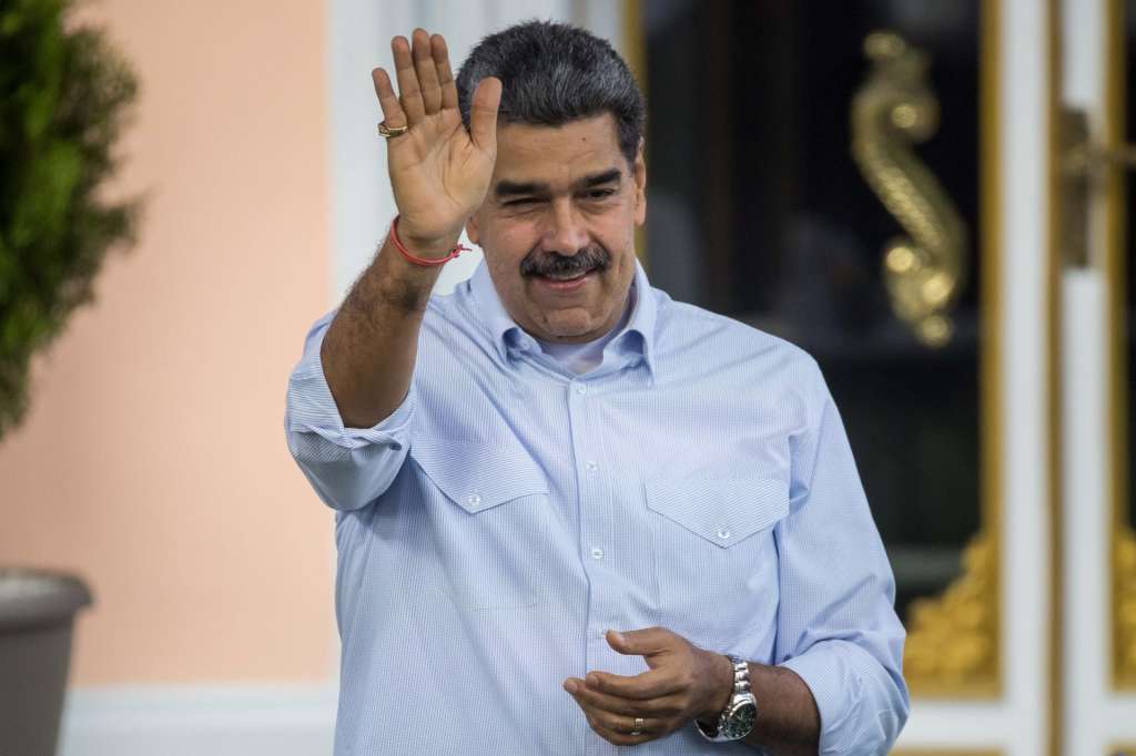 AME8354. CARACAS (VENEZUELA), 15/05/2025.- El presidente de Venezuela, Nicolás Maduro, saluda este jueves, durante la celebración del Día Internacional de la Familia en el Palacio de Miraflores en Caracas (Venezuela). Cientos de venezolanos marcharon para celebrar el "rescate" de una niña de dos años que, según familiares y autoridades nacionales, fue separada hace un año en Estados Unidos de su madre, deportada en abril pasado, así como para solidarizarse con el grupo de migrantes del país caribeño detenidos en El Salvador. EFE/ Miguel Gutiérrez