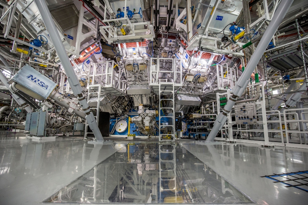 La cámara del objetivo de la Instalación Nacional de Ignición del LLNL, donde 192 rayos láser suministraron más de 2 millones de julios de energía ultravioleta a una pequeña pastilla de combustible para crear la ignición por fusión el 5 de diciembre de 2022.