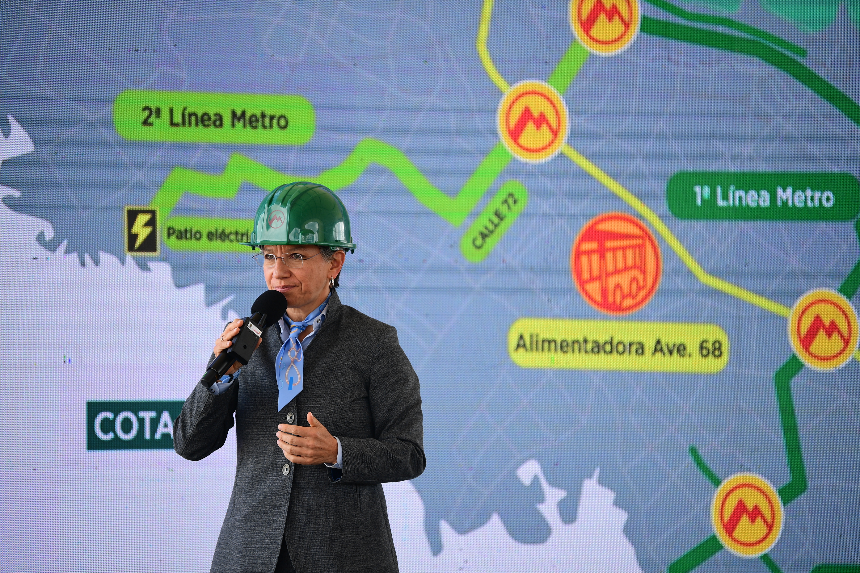 Alcaldesa de Bogotá en el Patio Taller El Corzo, planta en la que se harán los cimientos del viaducto para la primera línea elevada del metro para la capital.