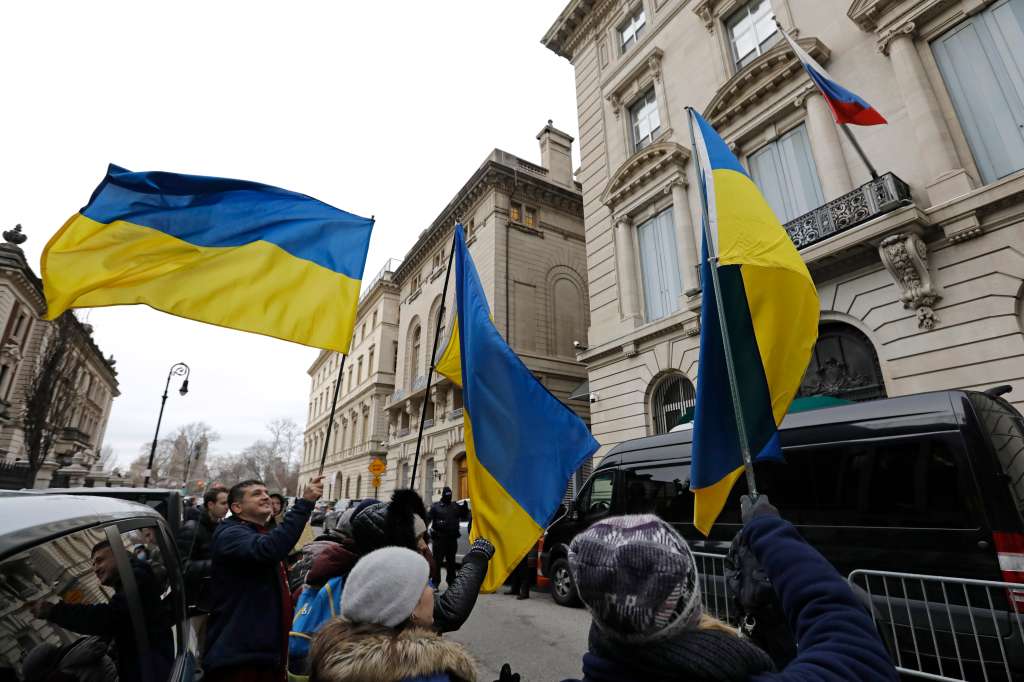 New York (United States), 24/02/2022.- Protesters for Ukraine demonstrate outside the Diplomatic Mission, the Consulate-General of the Russia Federation in New York, New York, USA, 24 February 2022. Russian troops launched a major military operation on Ukraine on 24 February, after weeks of intense diplomacy and the imposition of Western sanctions on Russia aimed at preventing an armed conflict in Ukraine. (Protestas, Rusia, Ucrania, Estados Unidos, Nueva York) EFE/EPA/Peter Foley