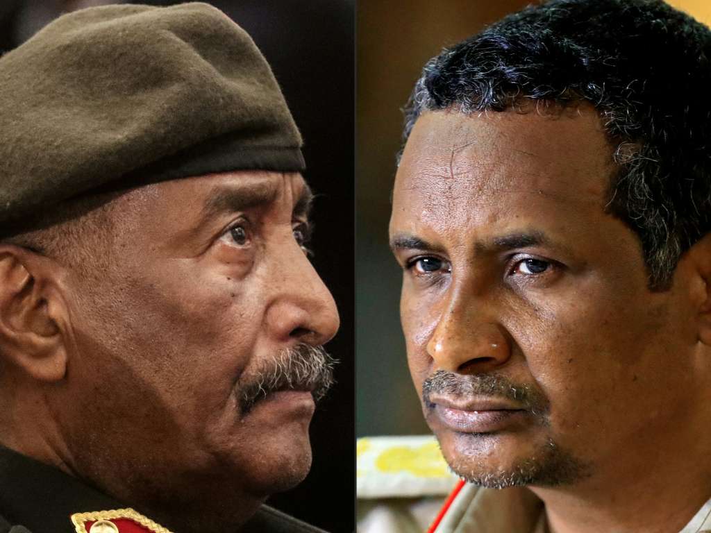 El jefe del ejército de Sudán, Abdel Fattah al-Burhan (izquierda), y el comandante paramilitar de las Fuerzas de Apoyo Rápido de Sudán, el general Mohamed Hamdan Daglo, luchan por el poder en el país.