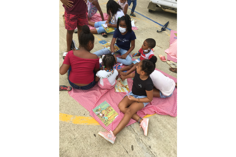 La programación de la cuarta versión de Flecho, la Fiesta de la Lectura y la Escritura del Chocó, comienza con un acto de magia. Los niños se agrupan y llegan más de los que se esperaban. Esta es una feria a escala humana, como dice Velia Vidal Romero, su directora.