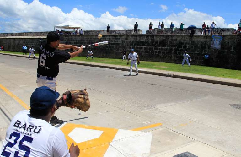 AME1762. CARTAGENA (COLOMBIA), 02/10/2022.- Habitantes del histórico barrio de Getsemaní juegan la final del campeonato de Bola de Trapo, un tradicional juego similar al beisbol que se juega con una bola elaborada con trapos e hilo forrados con un cuero semejando la original pelota caliente, en Cartagena (Colombia). Esta es una tradición que los getsemanicenses tratan de mantener viva a pesar de no contar con ninguna clase de apoyo por parte de las autoridades municipales de la ciudad, y es también una forma de resistencia frente a la fuerte gentrificación que sufre este sector de la ciudad invadido por el turismo. EFE/ Ricardo Maldonado Rozo