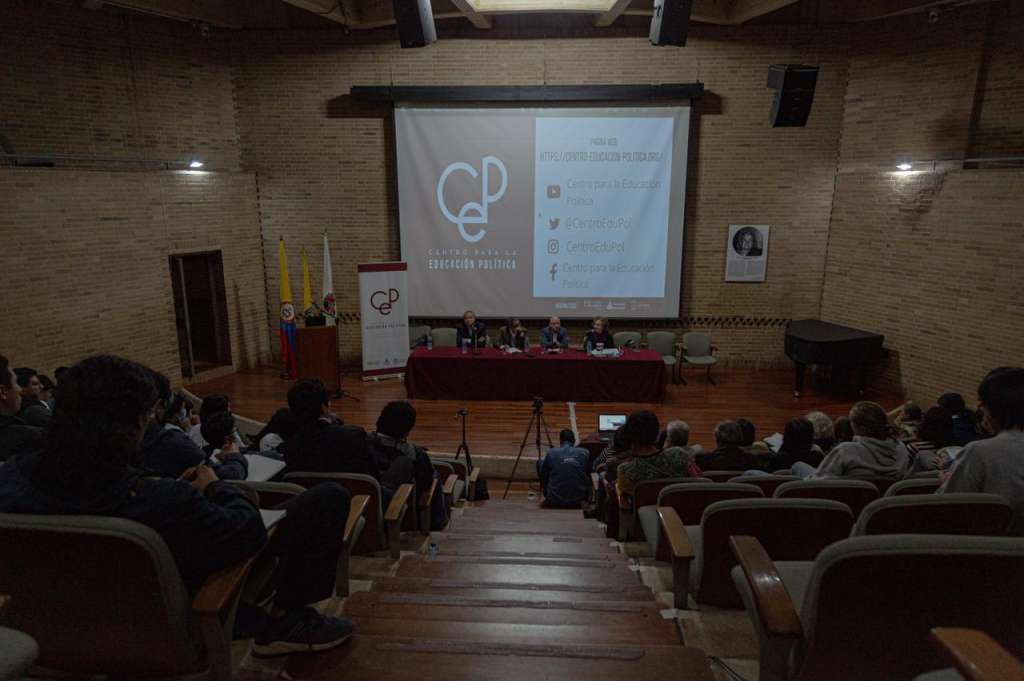 Los cerca de 80 asistentes al foro quedaron conmocionados tras la espontánea solicitud de perdón del ex-Farc Julián Gallo en medio de su intervención.
