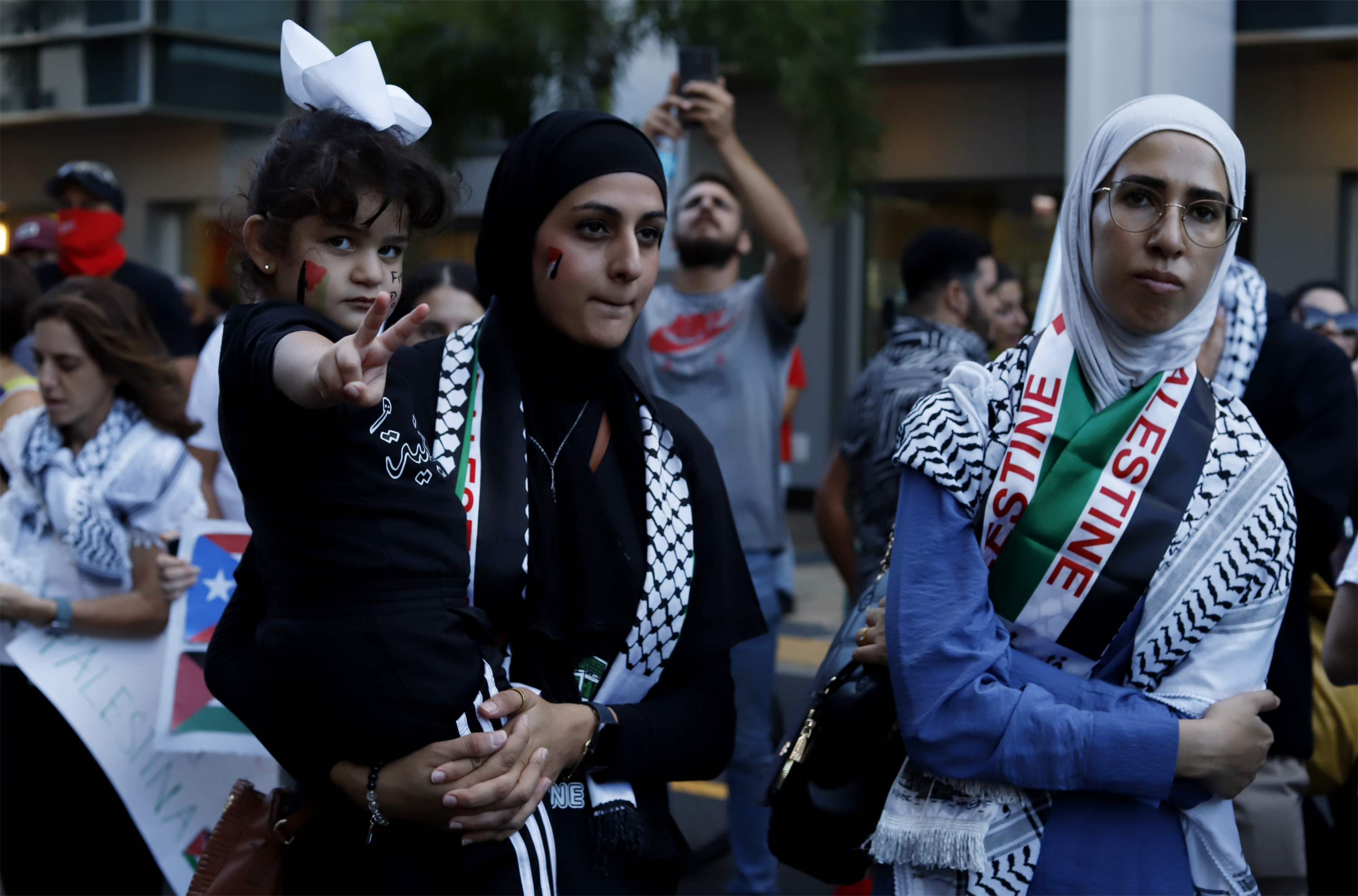 San Juan (PUERTO RICO), 10/17/2023.- Cientos de puertorriqueños y la comunidad palestina en la isla se manifestaron a favor de una Palestina libre y para denunciar el "genocidio" que comete Israel contra el pueblo palestino, hoy en San Juan (Puerto Rico). EFE/Thais Llorca