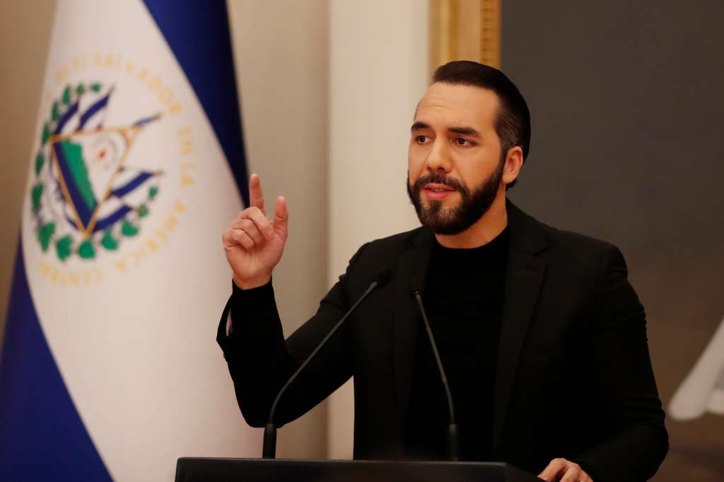 AME1418. SAN SALVADOR (EL SALVADOR), 14/01/2025.- El presidente de El Salvador, Nayib Bukele habla durante una rueda de prensa este martes, en Casa Presidencial en San Salvador (El Salvador). Bukele anunció que su Gobierno asumirá en este mes de enero el pago del consumo de agua y energía eléctrica del "95 %" de los hogares realizado en diciembre pasado, como parte de una medida para "aliviar" la economía de los ciudadanos. EFE/ Rodrigo Sura
