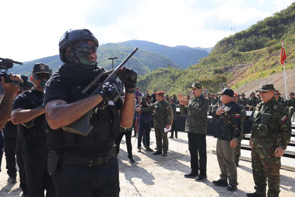 AME4196. CARACAS (VENEZUELA), 28/08/2025.- Fotografía cedida por el Palacio de Miraflores donde se observa al presidente de Venezuela, Nicolás Maduro (3-d), en un acto con militares venezolanos este jueves, en Caracas (Venezuela). Maduro, agradeció al mandatario de Colombia, Gustavo Petro, por ordenar un aumento del número de efectivos en la región del Catatumbo, ubicada en la frontera entre ambos países, para enfrentar, según dijo el colombiano, a "las fuerzas de la mafia". EFE/ Palacio de Miraflores /SOLO USO EDITORIAL/NO VENTAS/SOLO DISPONIBLE PARA ILUSTRAR LA NOTICIA QUE ACOMPAÑA (CRÉDITO OBLIGATORIO)