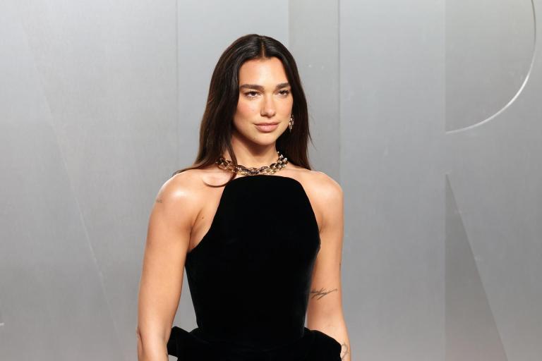 Dua Lipa demanda a Samsung por 15 millones de dólares. Esta es la razón