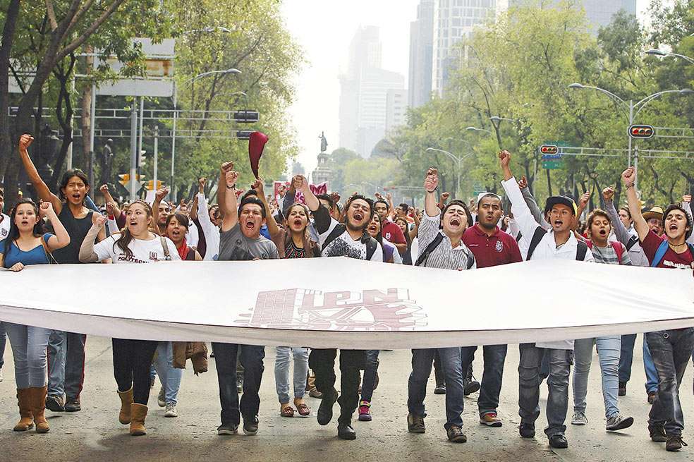 Miles de estudiantes del Instituto Politécnico Nacional (IPN) marcharon el viernes en la capital mexicana. / EFE