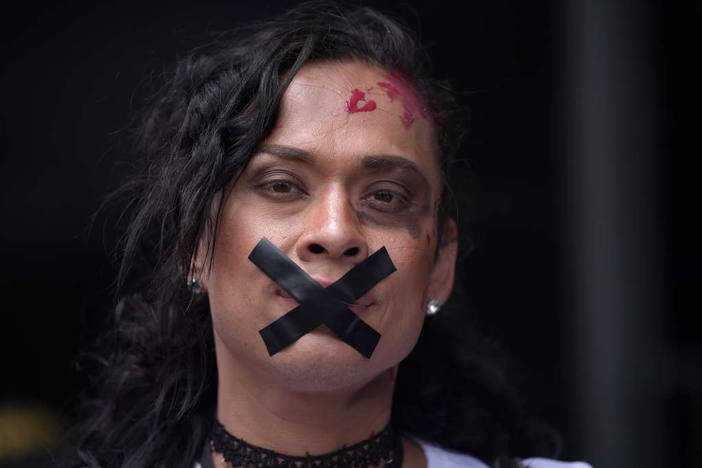 Mujeres que sufrieron violencia sexual en la guerra le exigen a la JEP que abra una investigación y que les dé respuestas sobre sus casos, en el marco del día de la dignidad de las víctimas de violencia sexual en el conflicto, que se conmemora este 25 de mayo.