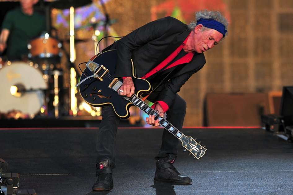 Richards representa al rock en su más pura esencia y hasta sus más feroces críticos lo miran hoy en día con respeto e incluso cierto cariño.