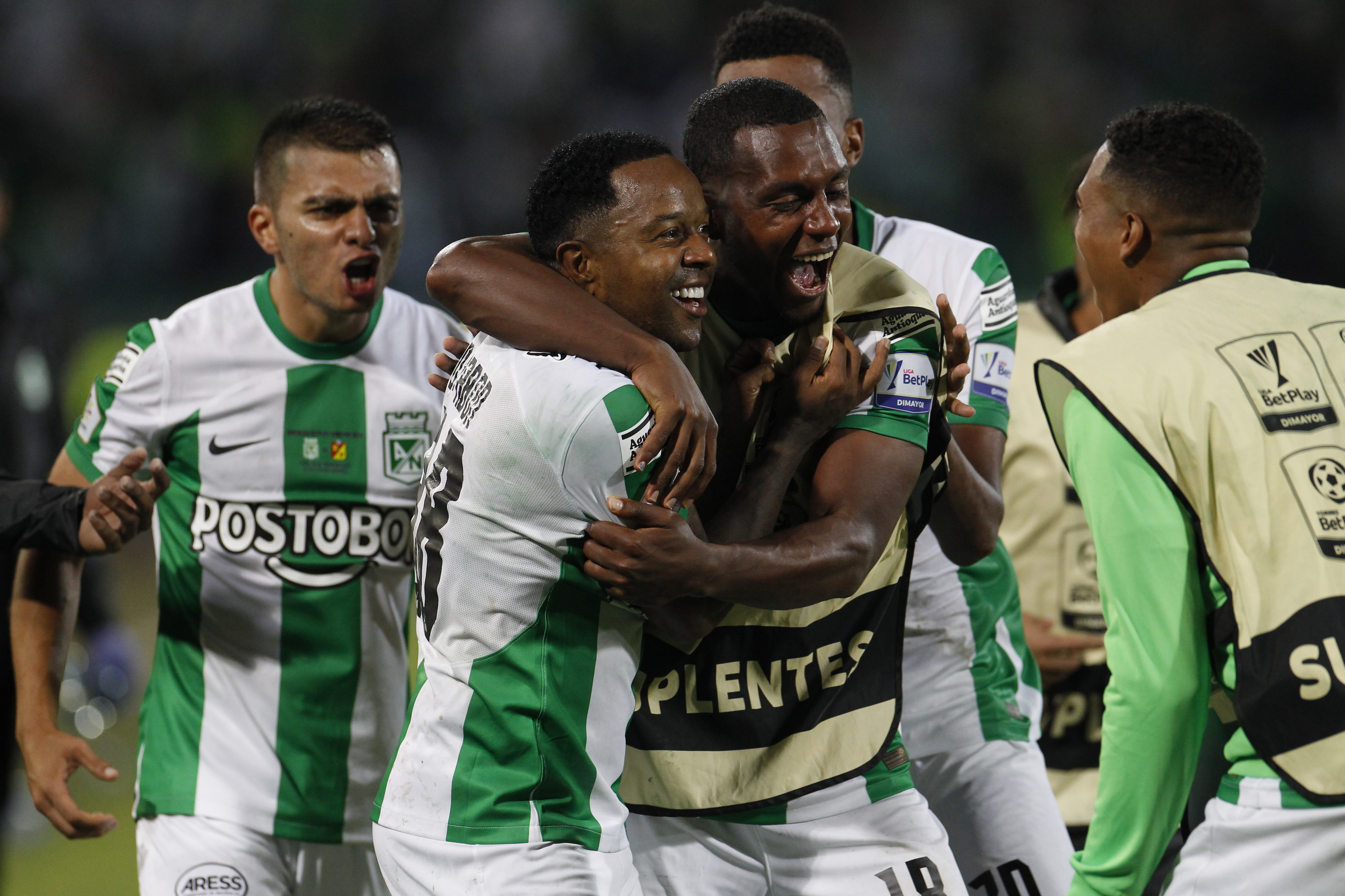 AMDEP1639. MEDELLÍN (COLOMBIA), 16/02/2023.- Dorlan Pabón (2-i) de Nacional celebra un gol hoy, en la final de la Superliga de Colombia entre Atlético Nacional y Deportivo Pereira en el estadio Atanasio Girardot en Medellín (Colombia). EFE/Luis Eduardo Noriega A.