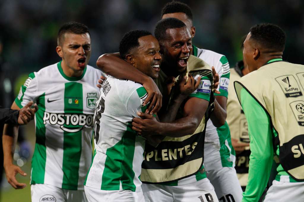 AMDEP1639. MEDELLÍN (COLOMBIA), 16/02/2023.- Dorlan Pabón (2-i) de Nacional celebra un gol hoy, en la final de la Superliga de Colombia entre Atlético Nacional y Deportivo Pereira en el estadio Atanasio Girardot en Medellín (Colombia). EFE/Luis Eduardo Noriega A.