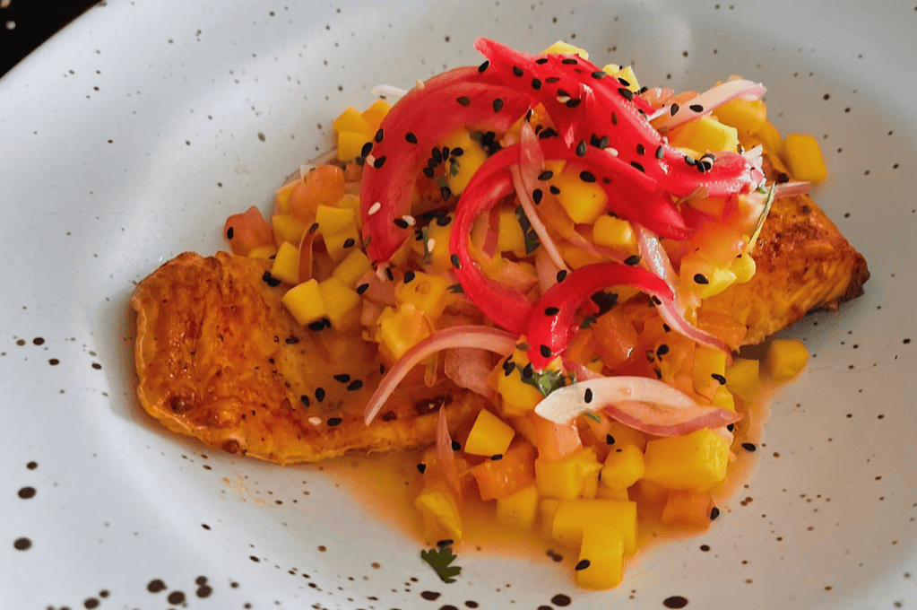 Salmón con ceviche de mango