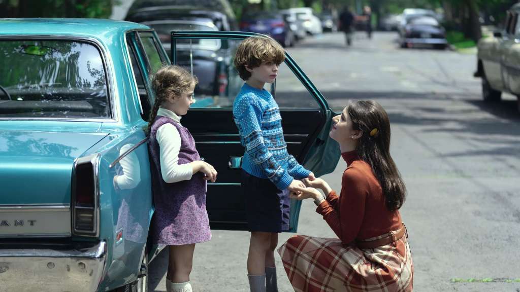 La producción mexicana de Netflix es protagonizada por Tessa Ía y Emiliano Zurita y revive uno de los casos de secuestro familiar más polémicos del país azteca
