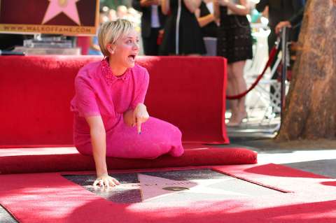 Kaley Cuoco recibe estrella en el Paseo de la Fama