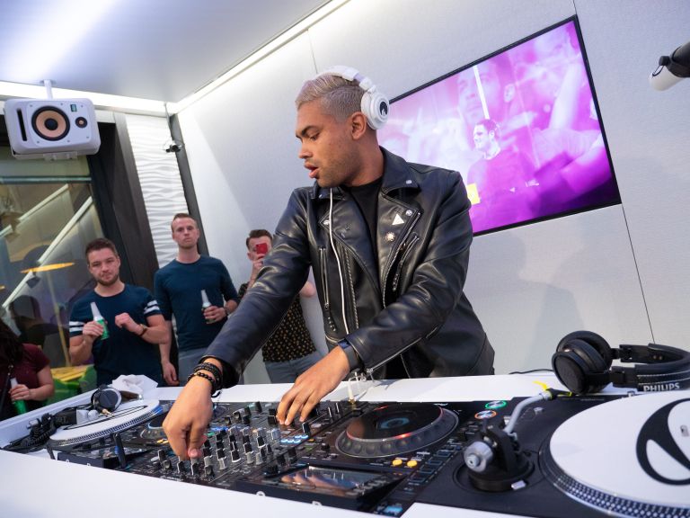 KhoMha: “Los DJ estamos en el mundo para prestar un servicio a la gente”