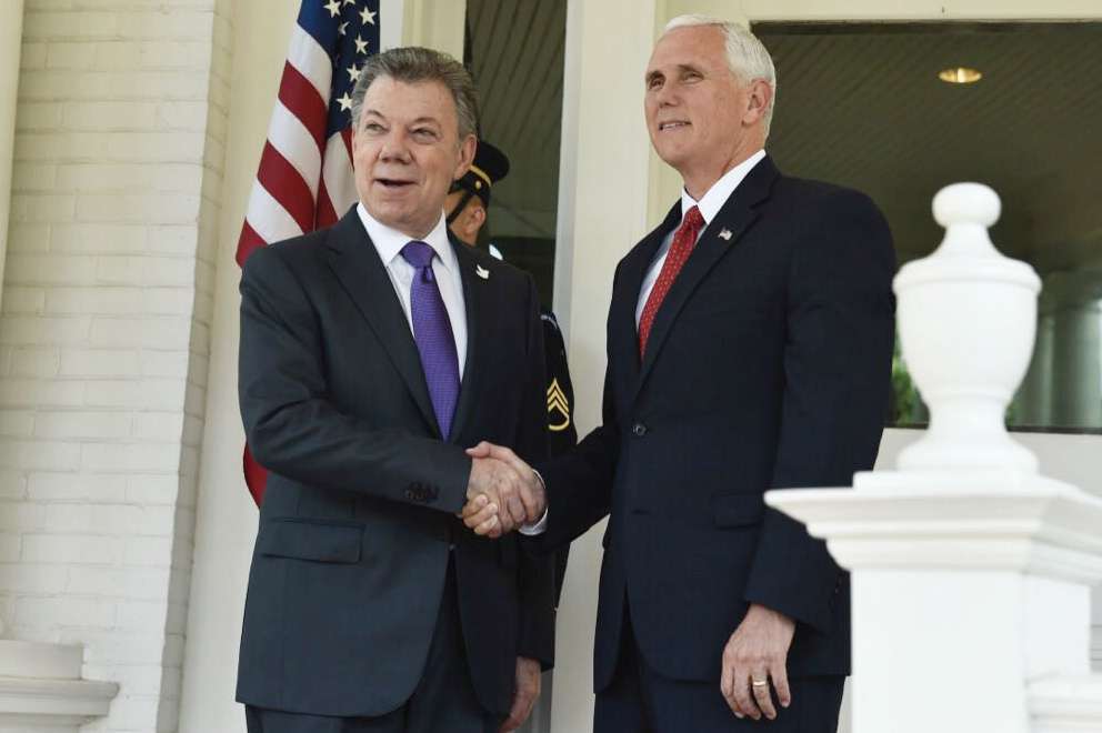 El presidente Juan Manuel Santos junto al vicepresidente de Estados Unidos, Mike Pence.  / SIG