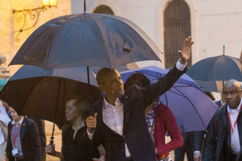 El presidente de Estados Unidos Barack Obama saluda su llegada a la Catedral de La Habana. / EFE