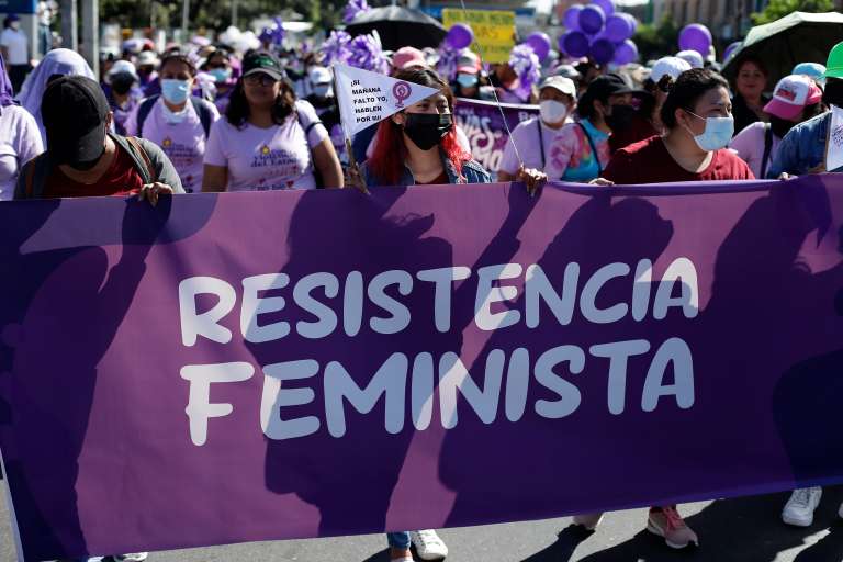 ES5001.SAN SALVADOR (EL SALVADOR) 25/11/2022- Mujeres marcharon en el Día Internacional de la Eliminación de la Violencia contra la Mujer, "25N", hoy en San Salvador (El Salvador). Cientos de mujeres alzaron este viernes su voz por la violencia que el Estado de El Salvador está ejerciendo en el contexto de un régimen de excepción que es implementado por el Gobierno del presidente Nayib Bukele para "combatir" a las pandillas en una llamada "guerra" contra dichos grupos delincuenciales. EFE/Rodrigo Sura