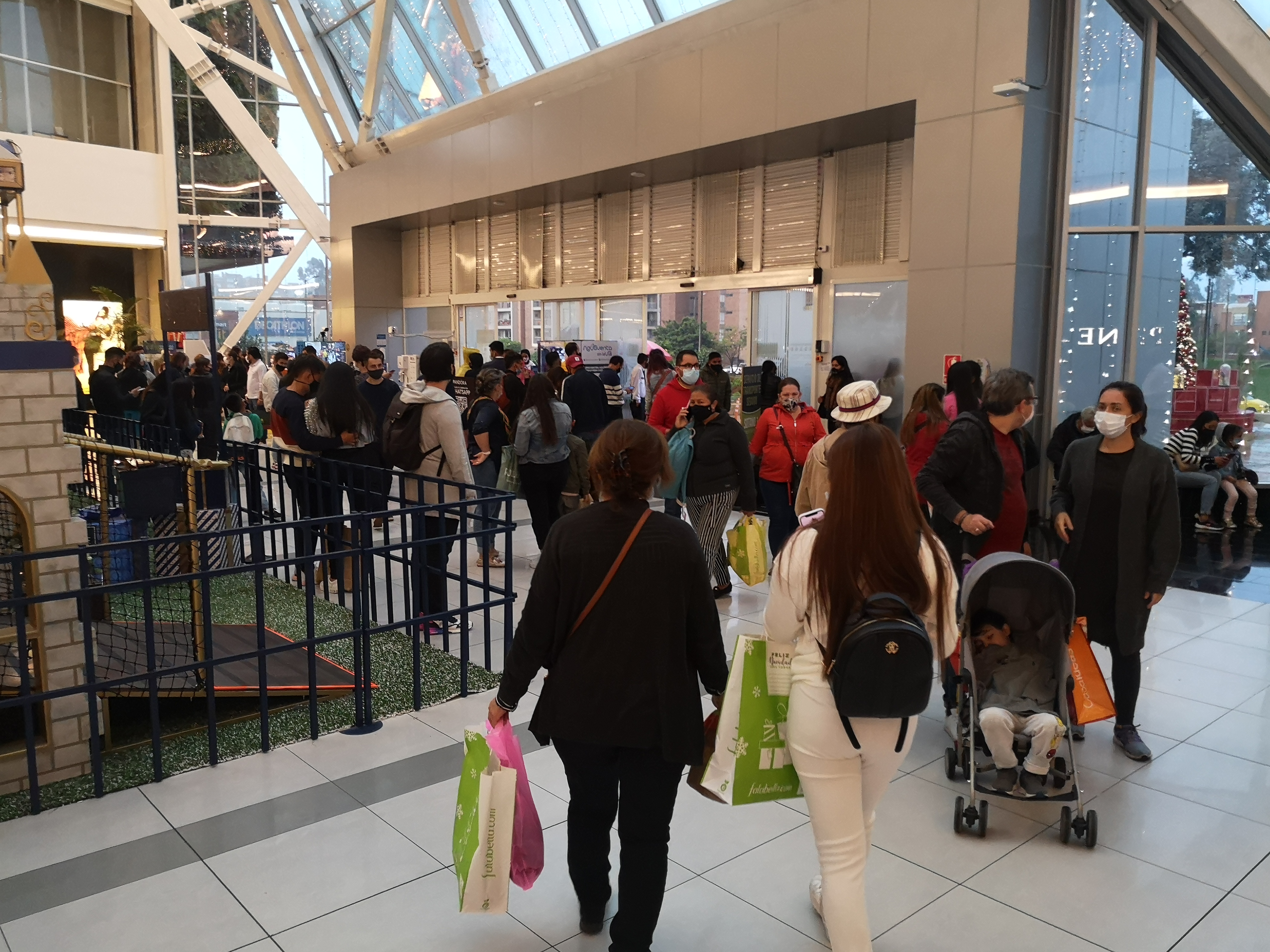 Filas y aglomeraciones en Centros Comerciales durante la temporada de navidad en covid - 19
