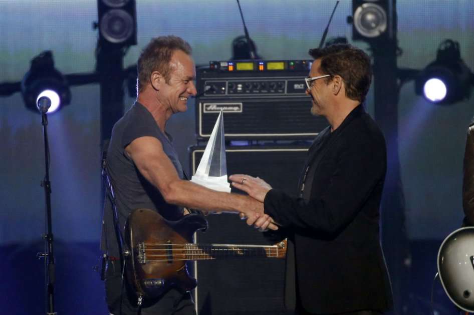 El actor Robert Downey Jr. presenta a Sting con el Premio Americano de Mérito de Música en los American Music Awards de 2016 en Los Ángeles. /Reuters