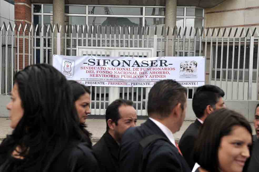 El sindicato del Fondo Nacional del Ahorro bloqueó la entrada del edifico. / Gustavo Torrijos