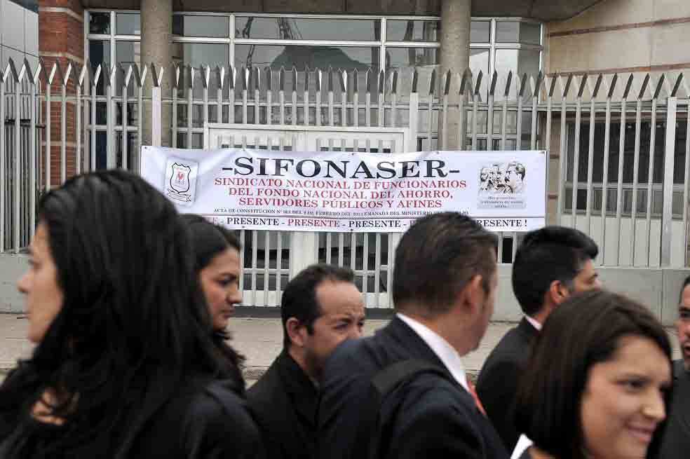 El sindicato del Fondo Nacional del Ahorro bloqueó la entrada del edifico. / Gustavo Torrijos
