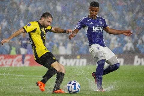 Bajo la lluvia, Millonarios venció a Peñarol en la Copa Sudamericana