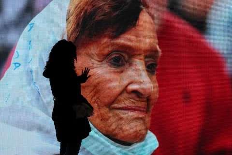 La lucha de las Madres de Plaza de Mayo vive en la Argentina de Milei a pesar de la muerte